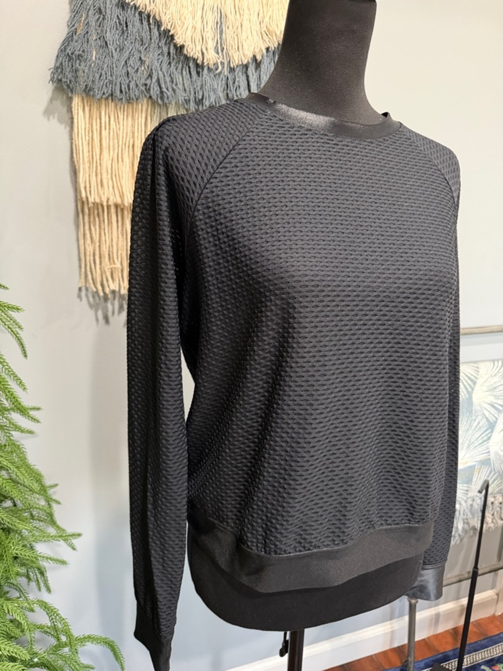 Koral Black Textured Long-Sleeve Athletic Top M - Picture 2 of 5